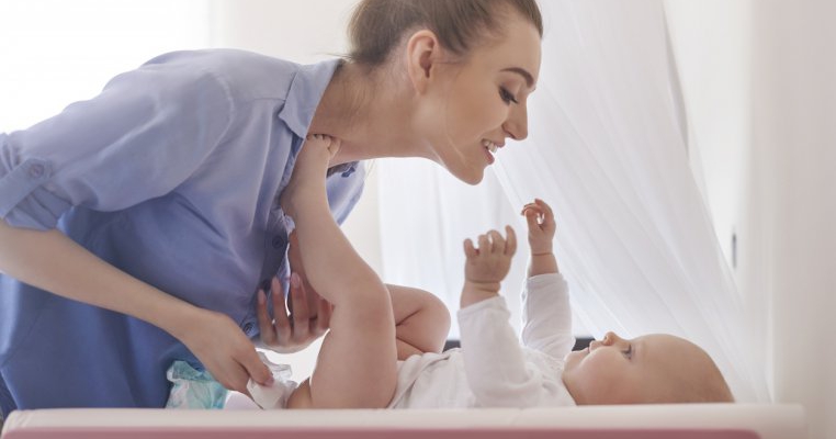 Produsele cele mai utile pe masa de înfășat a bebelușului