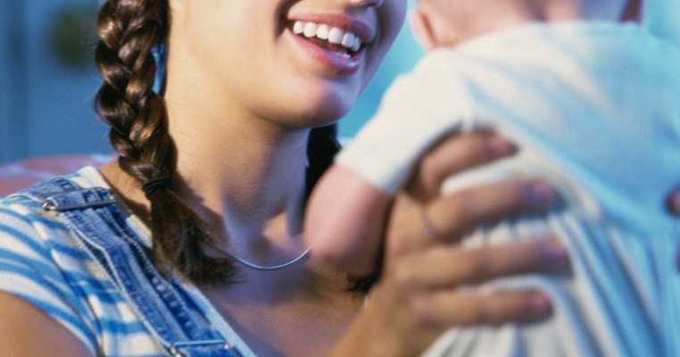 Agențiile de adopție caută voluntari pentru a avea grijă de bebeluși