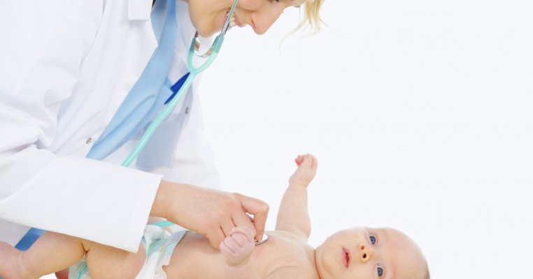 După cezariană, medicii ung bebelușii cu microbii mamei pentru a le crește imunitatea