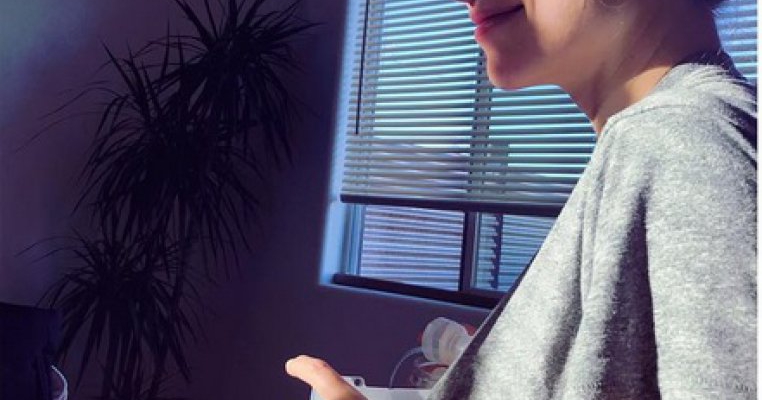 Olivia Wilde pe Instagram pompând lapte de sân în borcănașe