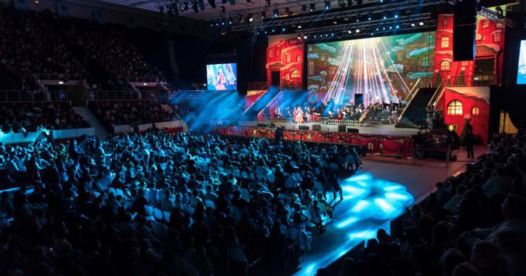 Aproape 4000 de persoane au participat la “Poveste de Crăciun”, cel mai mare spectacol de sărbători organizat de Opera Comică pentru Copii 