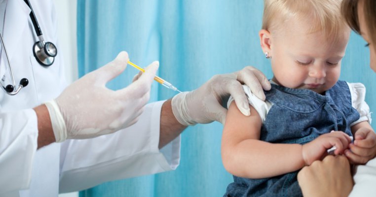 Noua lege a vaccinării: amenzi pentru părinți 