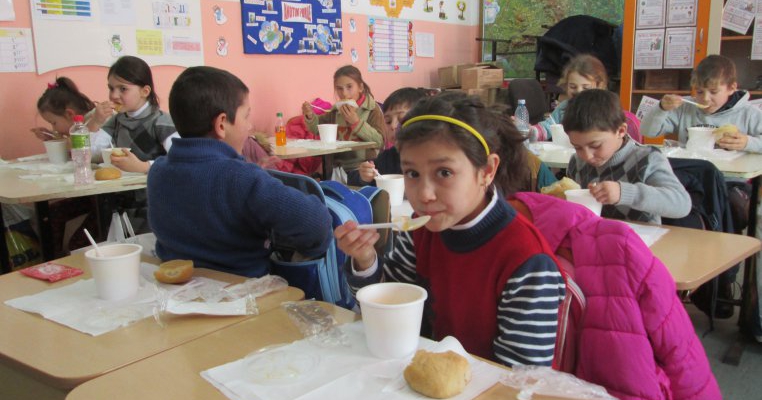 Lidl România donează 150.000 de euro pentru 50 000 de mese calde și after-school prin programul “Pâine și Mâine”