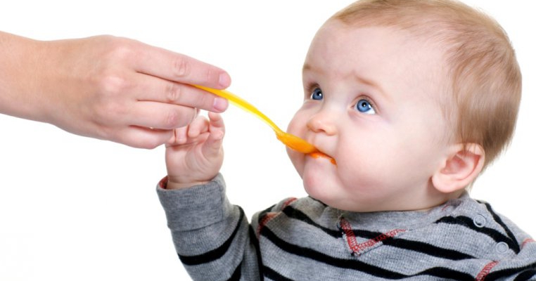 Greșeli în diversificarea alimentației la bebeluș care îi pot pune viața în pericol