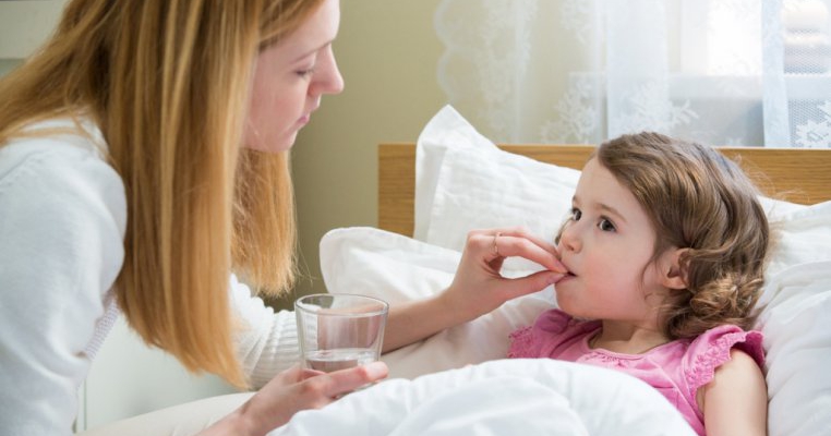 Greșeli pe care le fac părinții când le dau medicamente copiilor