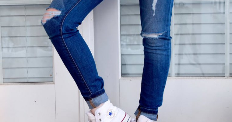 Vârsta la care femeile sunt prea bătrâne ca să mai poarte blugi skinny și părul lung