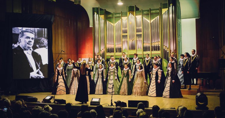 Coruri de copii români, romi și maghiari, pe aceeași scenă la Concertul Extraordinar de Ziua Madrigalului