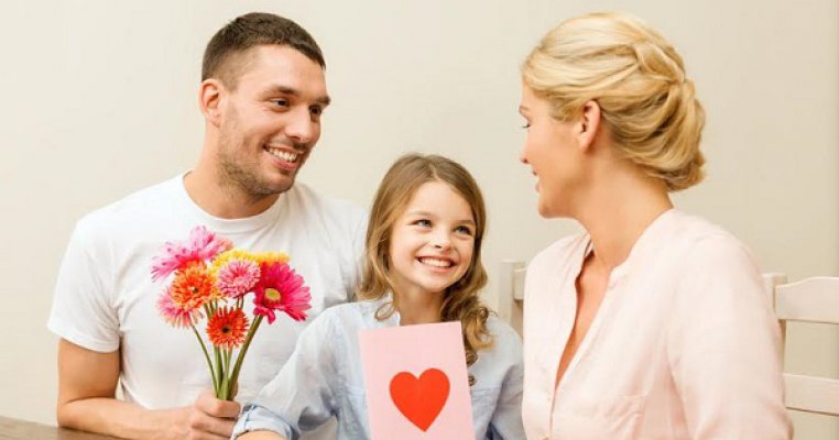 10 idei de felicitări de Ziua Mamei pe care tații le pot face cu copiii