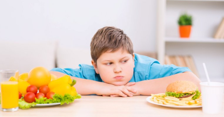 10 semne care îți spun că al tău copil se poate confrunta cu obezitate ca adult