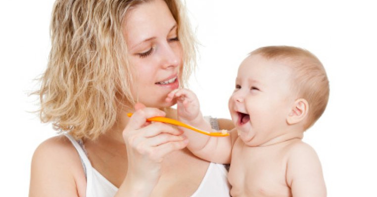 Diversificarea alimentatiei bebelusului: 10 porunci de la medici pediatri si neonatologi
