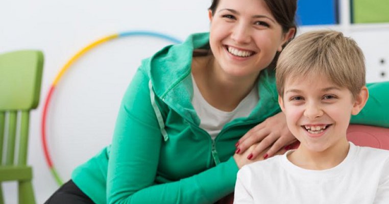 9 moduri prin care poți să-ți ajuți copilul să aibă o postură mai bună