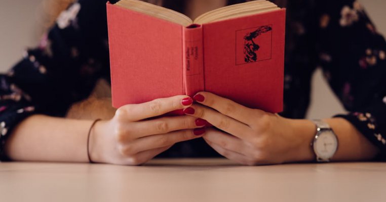 Un studiu dezvăluie că lectura este o formă de terapie utilă pentru durerile cronice
