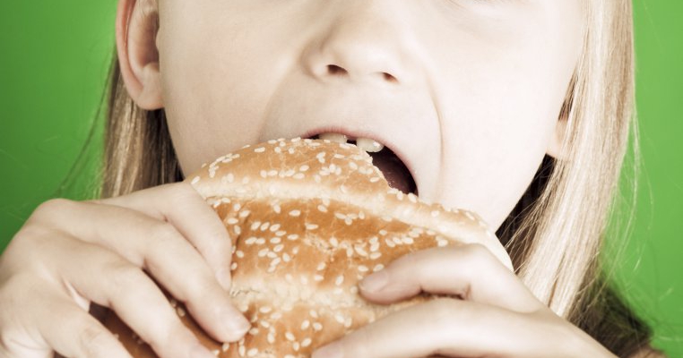 Cele 10 alimente interzise de nutritionisti pentru copilul tau