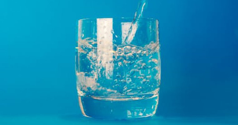3 din 8 români consumă apă nepotabilă! Apă de la robinet sau apă îmbuteliată?
