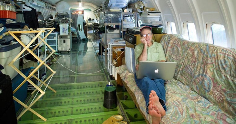 Faceți cunoștință cu bărbatul care locuiește într-un avion, în mijlocul pădurii