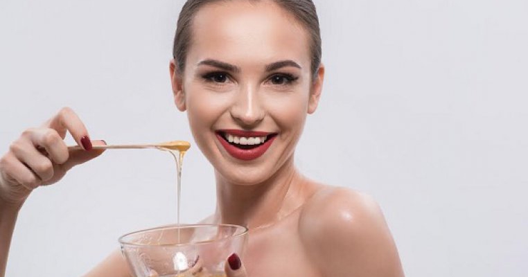 15 remedii naturale pentru buze crăpate și uscate