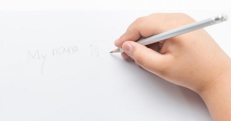 13 moduri prin care poți să-ți înveți copilul să-și scrie numele