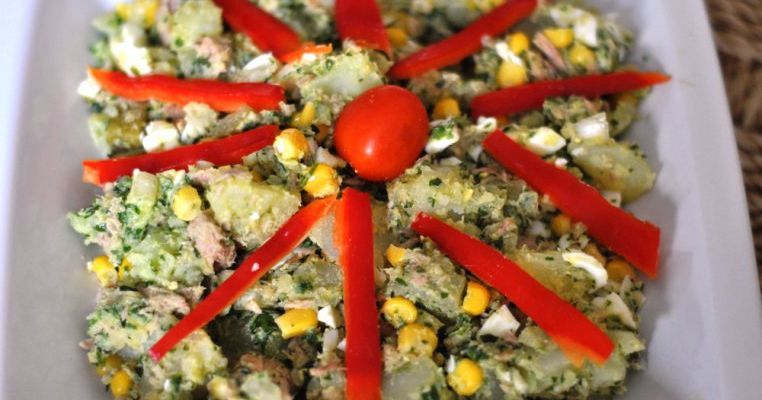 Salata de ton cu cartofi si pesto din rucola