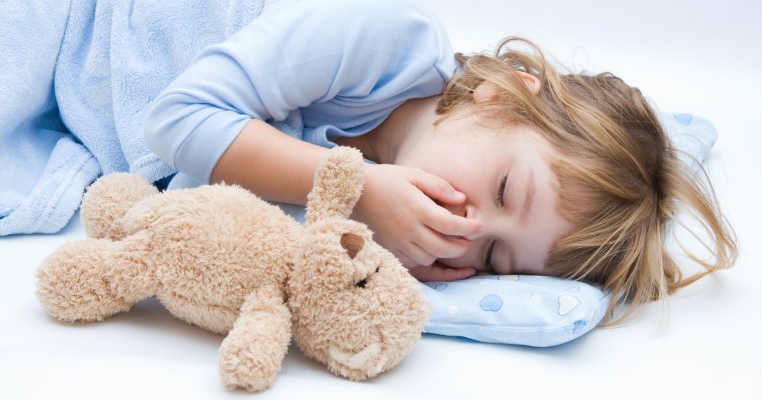 Dormi cu copilul in pat? 4 sfaturi pentru un co-sleeping sigur