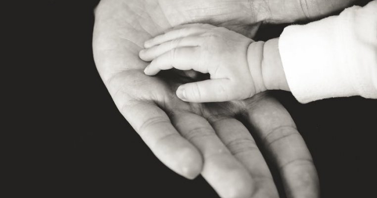 Șocant! O familie din București și-a închiriat fetița de 3 ani unui pedofil