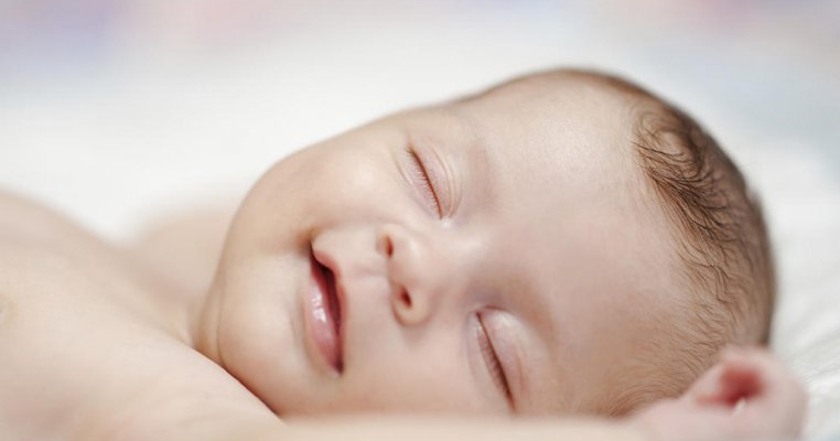 4 trucuri care îl ajută pe bebe să aibă un somn liniştit