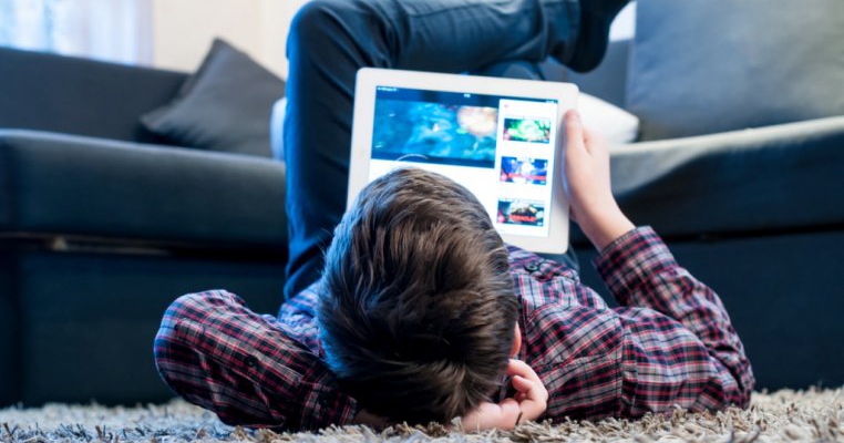 10 sfaturi care îl vor ajuta pe copilul tău să folosească internetul în siguranță