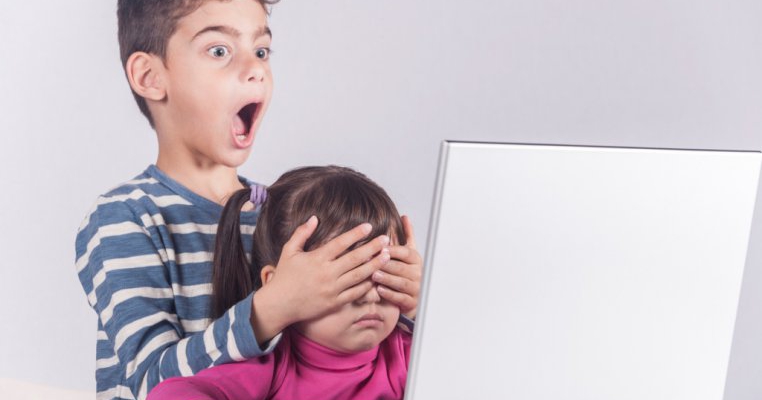 10 detalii din fotografiile cu copilul tău din Social Media care atrag pedofilii: sfatul specialiștilor