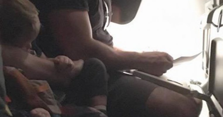 Poveste emoționantă din avion cu o mamă anxioasă, un copil obosit și un macho man