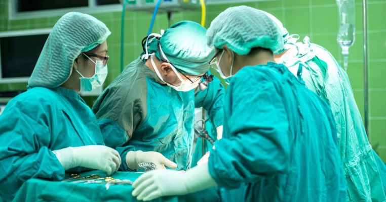 Asistente medicale filmate în timp ce dansau în sala de operație lângă un pacient gol anesteziat. Ce a urmat?