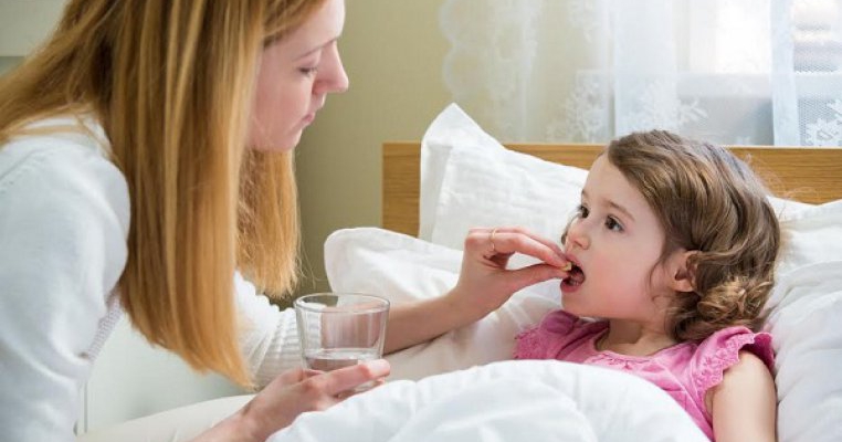 8 trucuri prin care să-ți obișnuiești copilul să înghită o pastilă