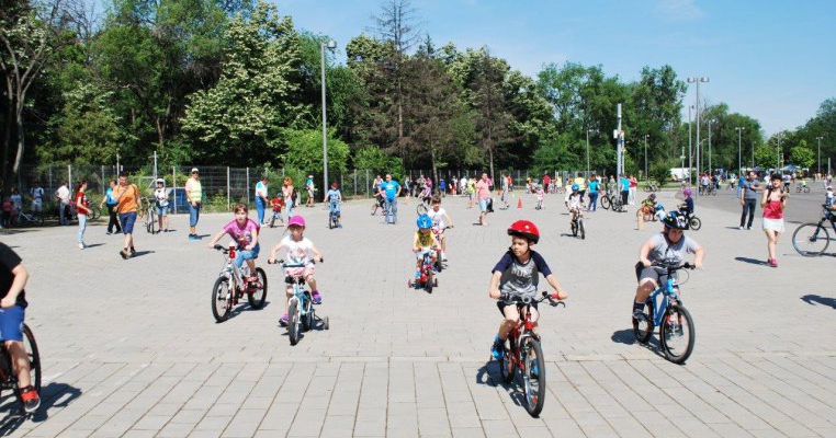 De ziua lor, copiii învață totul despre mersul pe două roți la Parada Micilor Bicicliști