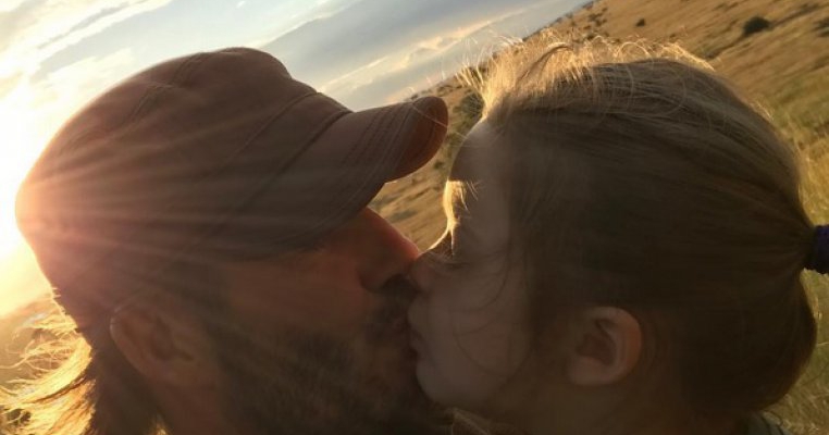 David Beckham aprinde spiritele în mediul online cu fotografia în care își sărută fiica pe buze