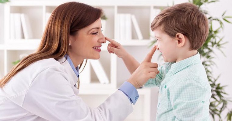 Cum să-ți ajuți copilul să nu-i mai fie teamă de doctor