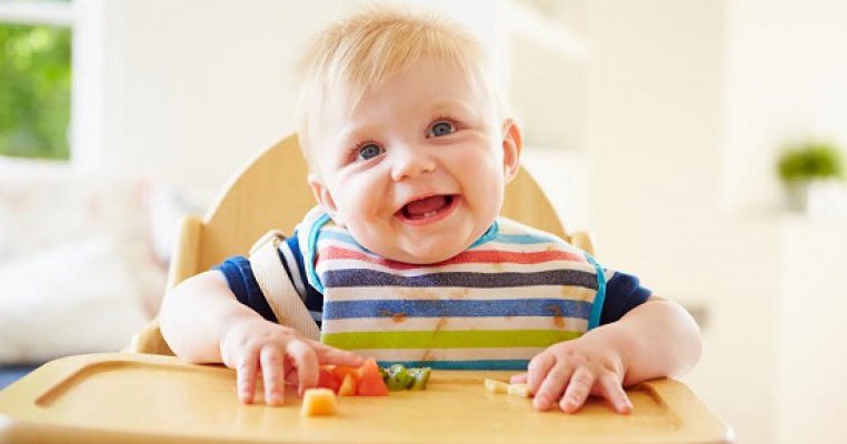 6 semne care îți indică faptul că bebelușul poate să se hrănească și cu alimente solide