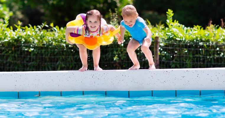 5 produse obligatorii dacă mergi cu copilul la piscină 