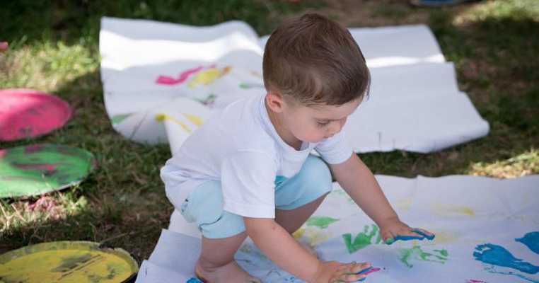800 de familii au renunțat la încălțări pentru cel mai mare picnic în picioruşele goale 