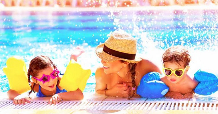 Reguli de siguranță pe care trebuie să le știi când mergi cu copilul la piscină