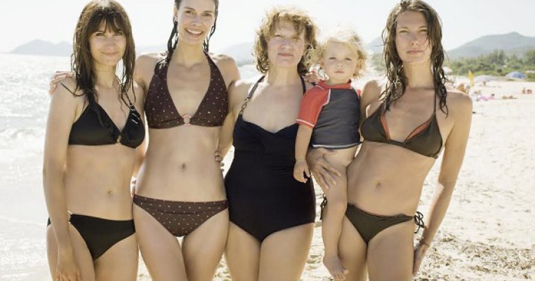 Silueta de mamă: costumul de baie potrivit