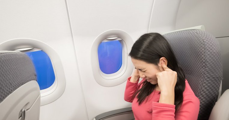 Urechi înfundate din cauza călătoriei cu avionul