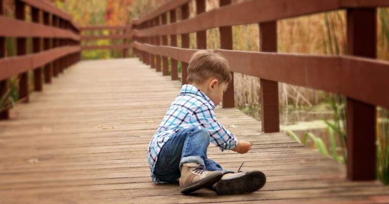 8 lucruri pe care să NU le faci când copilul tău se loveşte 