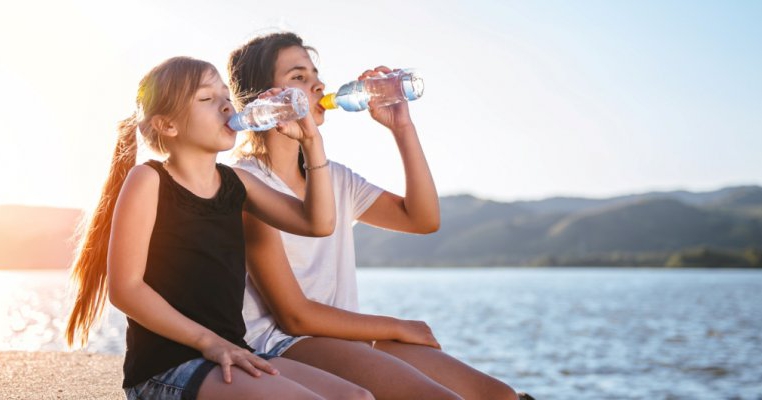 Câtă apă trebuie să bea copilul: Ghid pe vârste