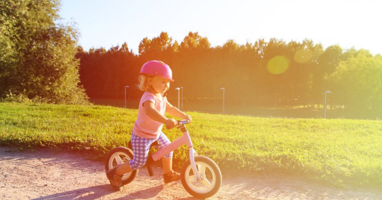 Bicicletele fără pedale: 5 motive care fac copiii fericiți