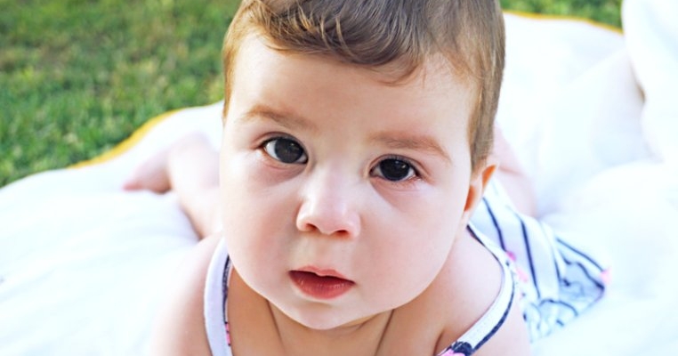 Caca, pipi și salivă: ghidul mămicilor pentru bebeluși sănătoși