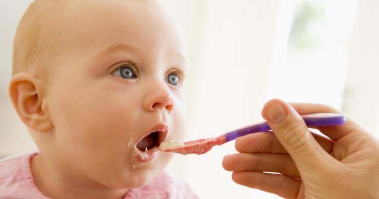 Ghid practic pentru alimentaţia bebeluşului în primele 12 luni 