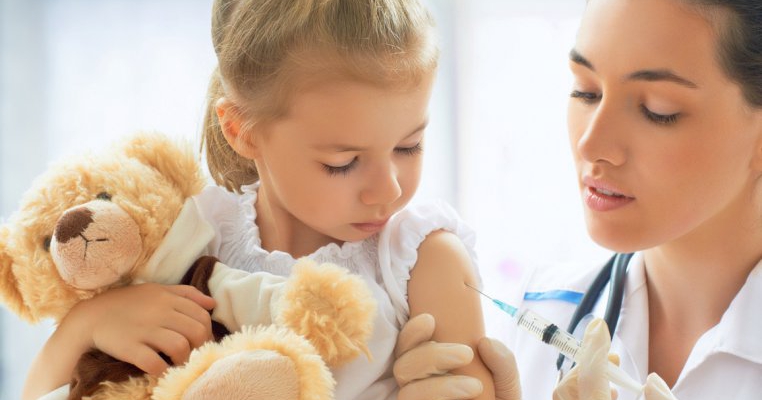 Cum să îți ajuți bebelușul să se simtă mai bine după un vaccin?