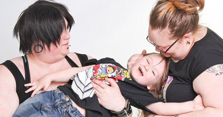 Familia transgender: Mama ce devine tată, si tatăl ce devine mamă cresc impreuna un copil