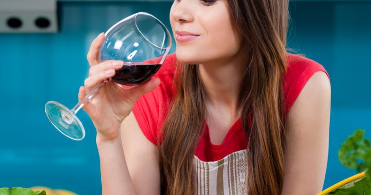 Bei mai mult alcool, trăieşti mai mult fără să te senilizezi, conform unui nou studiu 