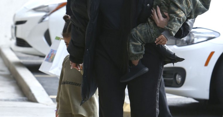 Kim Kardashian va deveni mamă pentru a treia oară