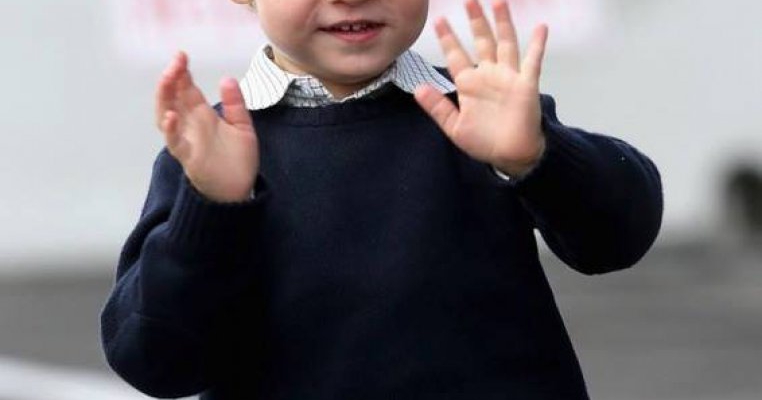 Reacţia micuţului Prinţ George în prima zi de şcoală a făcut deliciul unei lumi întregi 