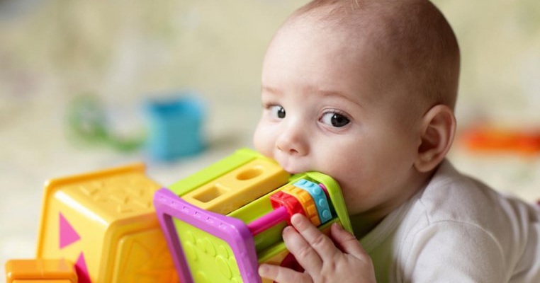 7 motive pentru care joaca şi jucăriile fac bebeluşii mai inteligenţi
